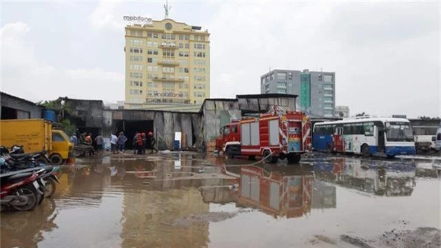 Cháy kho hàng rộng 1.000 m2, nhiều tài sản hóa thành tro - 4