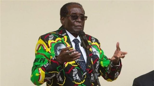 Cựu Tổng thống Zimbabwe bán xe sang, máy móc để trả nợ - 1