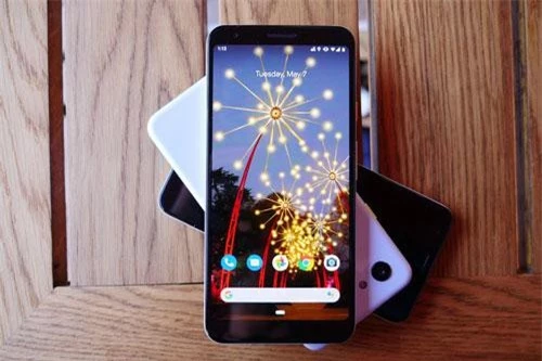 Pixel 3a XL có 3 màu đen, trắng và tím. Giá bán của máy là 479 USD (11,09 triệu đồng).