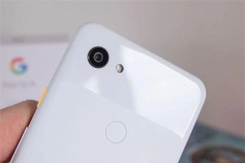 Camera chính của Google Pixel 3a XL có độ phân giải 12,2 MP, khẩu độ f/1.8 cho khả năng lấy nét Dual Pixel, trang bị đèn flash LED, hỗ trợ chống rung quang học (OIS), chụp ảnh RAW, quay video 4K.