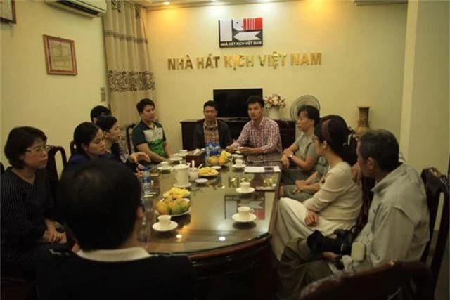 Nhà hát Kịch Việt Nam trao hơn 300 triệu cho gia đình nạn nhân hầm chui Kim Liên - 1