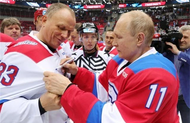Tổng thống Putin “lăn xả” hết mình trên sân khúc côn cầu - 13