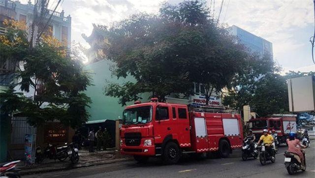 TPHCM: Cháy kho hàng rộng 1.000 m2, nhiều tài sản hóa thành tro