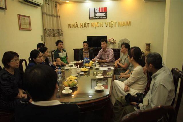 Nhà hát Kịch Việt Nam trao hơn 300 triệu cho gia đình nạn nhân hầm chui Kim Liên