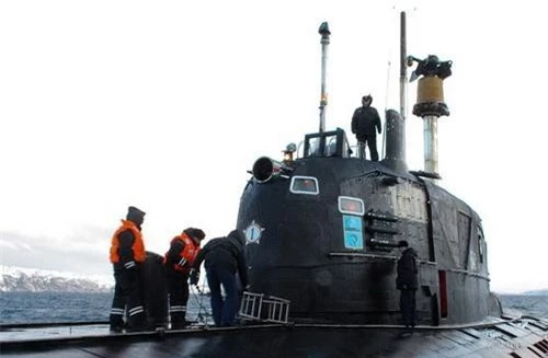 Biểu tượng chiến thắng được sơn trên tháp chỉ huy của tàu ngầm B-276 Kostroma sau khi nó quay lại hạm đội