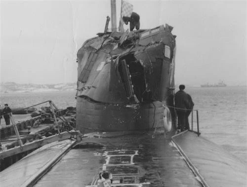 Tháp chỉ huy tàu ngầm B-276 Kostroma của Nga bị hư hại nặng nề sau vụ va chạm