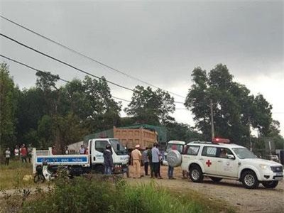 Xe ben cuốn xe máy vào gầm rồi kéo lê hàng chục mét, 2 người tử vong