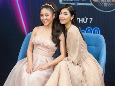 Đồng Ánh Quỳnh - Văn Mai Hương "chị ngả em nâng" với đầm hồng nữ tính