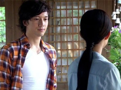 Chồng xấu xí thấy con trai càng lớn càng đẹp thì mừng lắm, nhưng trong lần tới công ty đón vợ anh đã phát hiện ra một bí mật cay đắng