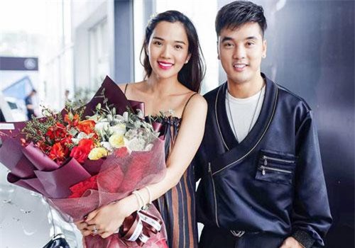 Mừng vợ mang thai lần 2, Ưng Hoàng Phúc chơi lớn mua xe mới