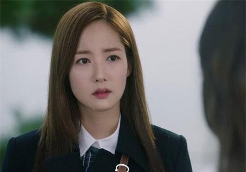 Gặp người yêu cũ bị gãy gót giày, chồng trẻ hành động khiến vợ nóng máu nhưng câu nói sau đó mới thực quá đáng