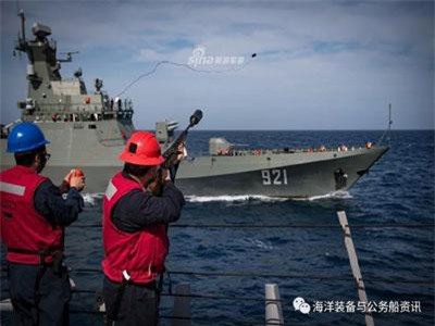 Chiến hạm “made in China” lại gần chưa từng thấy siêu hạm Mỹ