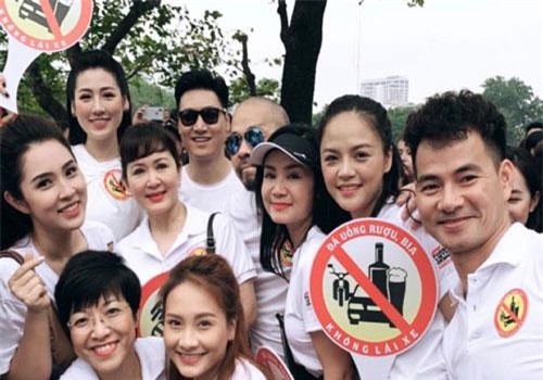 Á hậu Tú Anh cùng dàn nghệ sĩ nổi tiếng Vbiz xuống đường đi bộ kêu gọi "không lái xe khi đã uống rượu bia"