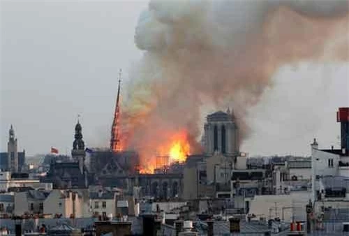 Cháy nhà thờ Đức Bà Paris vào tháng 4/2019. (Ảnh: AP)