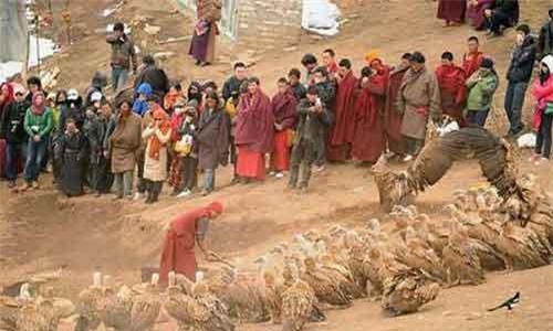 Rùng rợn lễ an táng người chết ở Tây Tạng