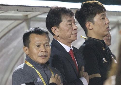 HLV người Hàn Quốc của CLB TPHCM phản ứng trọng tài