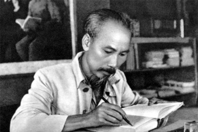 "Hồ Chí Minh: Phác họa chân dung một chính khách"