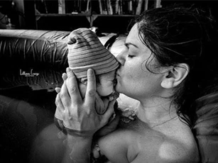 Ngày của mẹ, cùng ngắm bộ ảnh tuyệt vời lột tả chính xác những điều chẳng ai kể khi mẹ sinh con