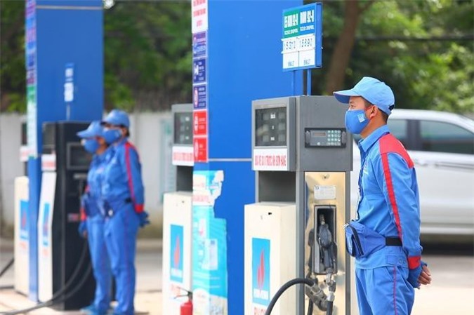 Giá xăng dầu thế giới giảm sốc, dân vẫn phải mua giá cao