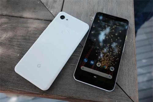 Sức mạnh phần cứng của Google Pixel 3a XL đến từ vi xử lý Qualcomm Snapdragon 670 lõi 8 với xung nhịp tối đa 2 GHz, GPU Adreno 615. RAM 4 GB/ROM 64 GB, không có khay cắm thẻ microSD. Hệ điều hành Android 9 Pie.