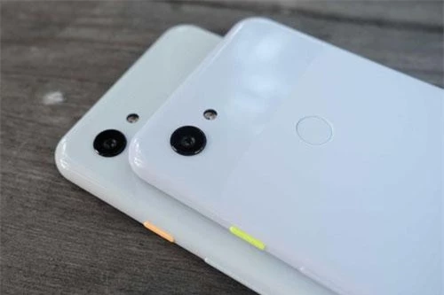 Camera chính của Google Pixel 3a có độ phân giải 12,2 MP, khẩu độ f/1.8 cho khả năng lấy nét Dual Pixel, trang bị đèn flash LED, hỗ trợ chống rung quang học (OIS), chụp ảnh RAW, quay video 4K.