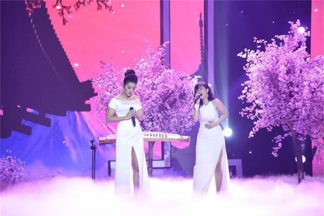 Hết nhận xét Lan Cave Thanh Hương biểu hiện lố, Thu Phương bỏ ghế nóng lên sân khấu song ca cùng cô - Ảnh 2.