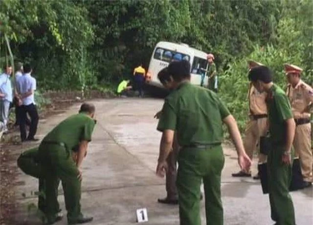Xe chở đoàn khách du lịch Singapore gặp nạn khi đổ đèo Bạch Mã - 1