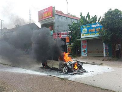 Nghệ An: Ô tô bốc cháy dữ dội, tài xế mở cửa chạy thoát thân