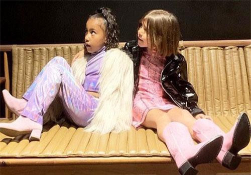 Đẳng cấp các nhóc tỳ gia đình Kardashian: Đi xem concert thôi mà cũng sang chảnh, lồng lộn hết phần người khác