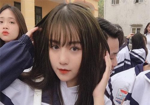 Nữ sinh 2002 diện đồng phục thôi cũng đủ nổi bật giữa sân trường, trả lời lý do đi học mà vẫn makeup kỹ lưỡng