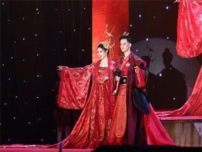 Nam thanh nữ tú ĐHQG Hà Nội khoe sắc với trang phục truyền thống 5 châu