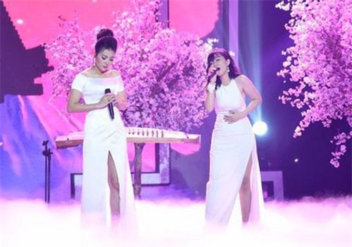 Hết nhận xét "Lan Cave" Thanh Hương biểu hiện "lố", Thu Phương lại bỏ ghế nóng lên sân khấu song ca cùng