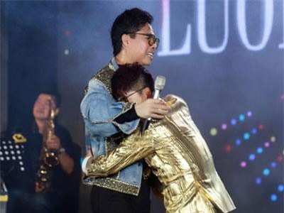 Ngọc Sơn đội mưa lớn, hát bất chấp đêm tối rồi ôm học trò Lương Gia Huy khóc nức nở