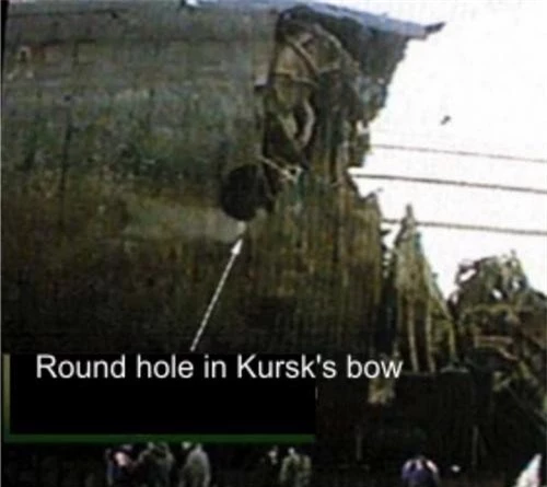 Lỗ thủng đáng ngờ trên thân tàu ngầm nguyên tử Kursk