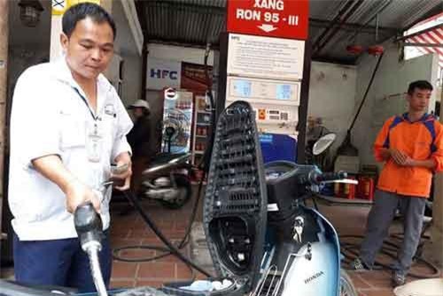 Qu&#x1EF9; b&#xEC;nh &#x1ED5;n gi&#xE1; x&#x103;ng d&#x1EA7;u: Ng&#x1B0;&#x1EDD;i d&#xF9;ng thi&#x1EC7;t h&#x1A1;n l&#xE0; &#x111;&#x1B0;&#x1EE3;c l&#x1EE3;i?