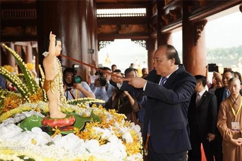Thủ tướng Nguyễn Xuân Phúc thực hiện nghi thức tắm Phật. Ảnh VGP/Quang Hiếu