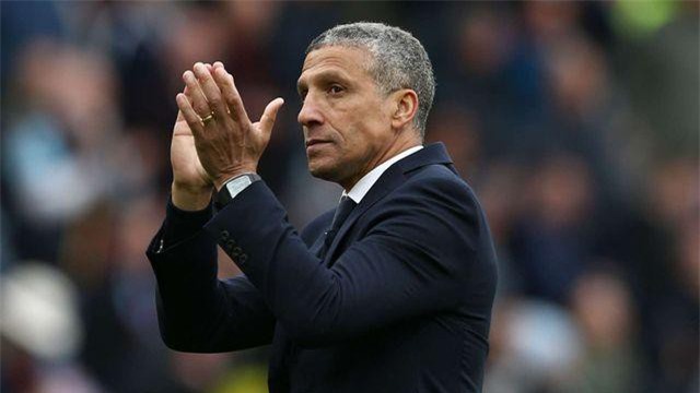 HLV Premier League mất việc ngay sau ngày hạ màn