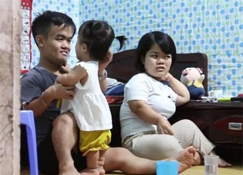 CLIP: Khám phá cuộc sống của cặp vợ chồng tí hon tại Hà Nội