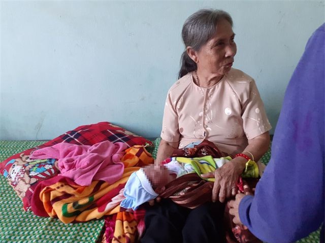 Hà Tĩnh: Cụ bà nhặt được bé sơ sinh trước cổng trạm y tế lúc nửa đêm