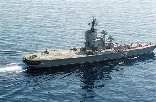 Trực thăng săn ngầm Ka-25 hoạt động trên tàu sân bay Leningrad