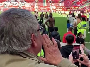 Paul Pogba bị CĐV M.U chửi rủa, đuổi sang Real