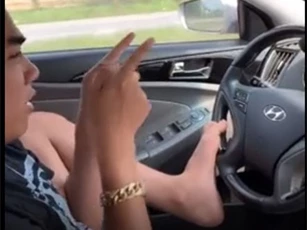 Thanh niên lái xe ô tô bằng chân, còn đăng video khoe trên mạng xã hội