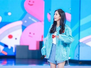 Giữa lùm xùm khiến Hoắc Kiến Hoa phân biệt đối xử với Lâm Tâm Như, Dương Mịch vẫn tích cực khoe body trên show