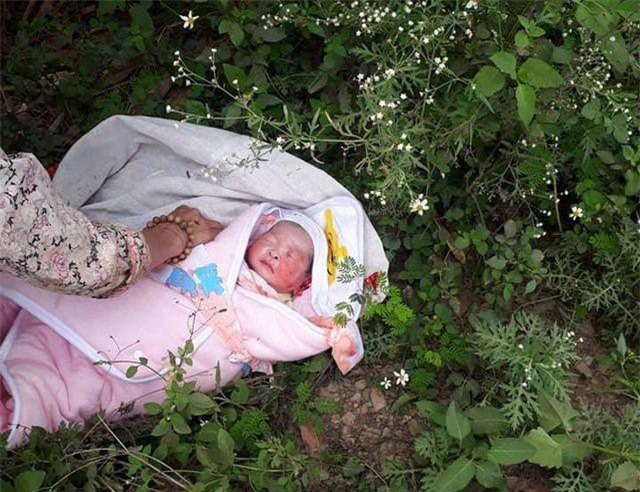 Sơn La: Bé gái 2 ngày tuổi bị bỏ rơi trong rừng