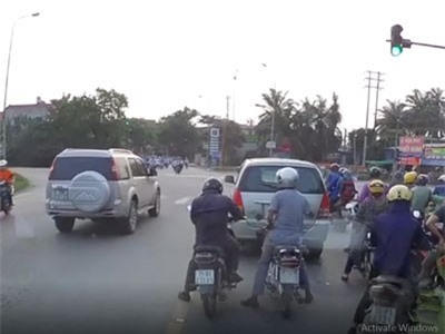 CLIP: Cái kết đắng cho hành vi lấn làn vượt ẩu