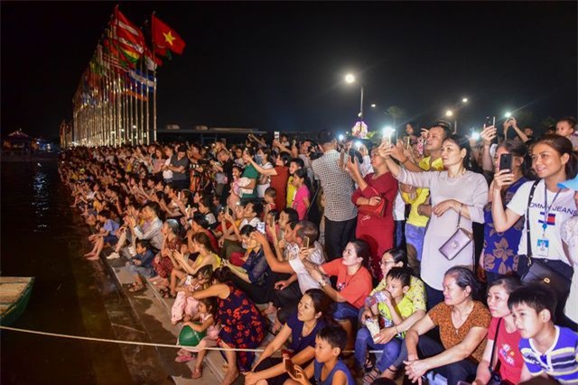 Hàng vạn người chen chân xem bắn pháo hoa tại chùa Tam Chúc