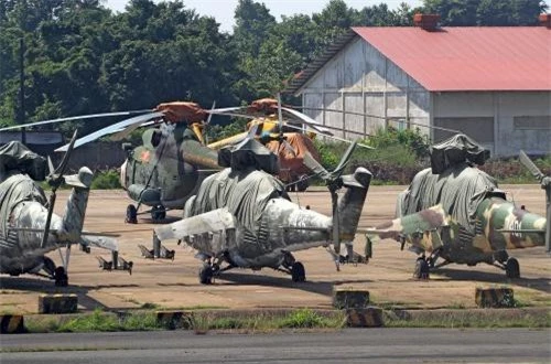 Trực thăng Mi-24 bắt đầu tham gia chiến đấu từ cuối tháng 10/1984 trong đội hình Trung đoàn 916 phối hợp với các máy bay trực thăng Mi-8 của Trung đoàn 917 cùng làm nhiệm vụ truy quét quân Khmer đỏ giúp nhân dân Campuchia bảo vệ thành quả cách mạng. 