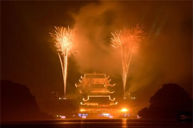 Hàng vạn người chen chân xem bắn pháo hoa tại chùa Tam Chúc - 16