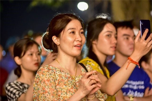 Hàng vạn người chen chân xem bắn pháo hoa tại chùa Tam Chúc - 21