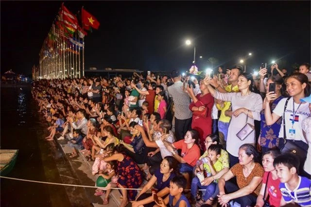 Hàng vạn người chen chân xem bắn pháo hoa tại chùa Tam Chúc - 3